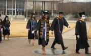 <a href='http://zzb.lefoudy.com'>最靠谱的网赌软件</a>'s commencement exercises are filled with inspiration and moments of joy as graduates walk across the seal on Kaufman Mall. 图Chuck Thomas/ODU
